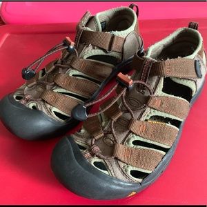 Men’s keen sandals size is 6.5